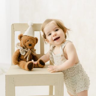 Com as mãos cheias de bolo e muita curiosidade, descobrimos uma Letícia doce, cheia de energia… e já MUITO gulosa 🤍 

Assim se celebra o primeiro aninho: com diversão e (muito) bolo à mistura 🎂