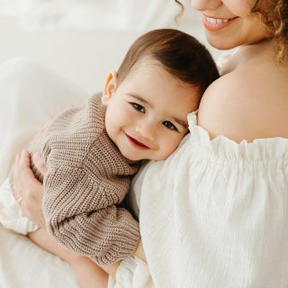 Há amores que nascem connosco… e ficam para sempre 🤍

Foi a pensar nisso que criámos este cenário. Um espaço simples, cheio de luz e de verdade, onde estas ligações podem simplesmente existir ✨

Porque um dia, estas memórias vão ser tudo. E vão saber a casa.

Estamos mesmo de coração cheio por começar a viver tudo isto convosco 🥹

- Quarto de Lua 🌙