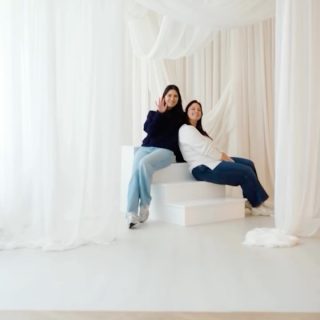 Dois pais em pós parto e uma equipa que não larga a mão! Foi assim que, passado 1 mês da pequena Alice nascer já estávamos a pôr em prática um dos tantos planos que ficaram organizados antes do novo mini membro nascer! O nosso cenário do Dia da Mãe 2026 🤍

Entre tecidos, tesouras e pequenos detalhes… cada elemento foi pensado ao pormenor para criar um cenário cheio de significado. Delicado, acolhedor e perfeito para celebrar esta nova fase!

Porque o Dia da Mãe não é só uma data… é um sentimento 💕