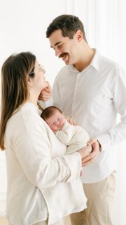 Prometemos que vale muito a pena 🤍

A verdade é que este momento passa mais rápido do que imaginam.
Entre o cansaço, as dúvidas e os dias que parecem não ter fim… há também uma beleza única que merece ser guardada. ✨

Daqui a uns anos, vão querer voltar atrás e sentir tudo outra vez… e é exatamente isso que vos oferecemos com as nossas sessões de newborn.

Mal podemos esperar para registar a vossa jornada como papás e oferecer-vos memórias que poderão recordar para o resto da vida 🤍