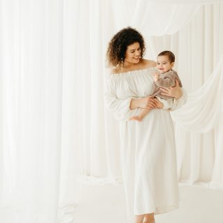 O nosso cenário do Dia da Mãe 2026 🤍

E que maravilhoso que ficou. 

Depois de uma primeira sessão, em que foi impossível escolher apenas 10 fotografias para vos mostrar, estamos cada vez mais convencidos que estas sessões vão ser impossíveis de não amar. 

Um cenário leve. Acessórios minimalistas. E tudo o que realmente importa 🥹

Este é o cenário do nosso Dia da Mãe. Simples. Intemporal. Vosso.

Marquem a vossa antes que esgote!